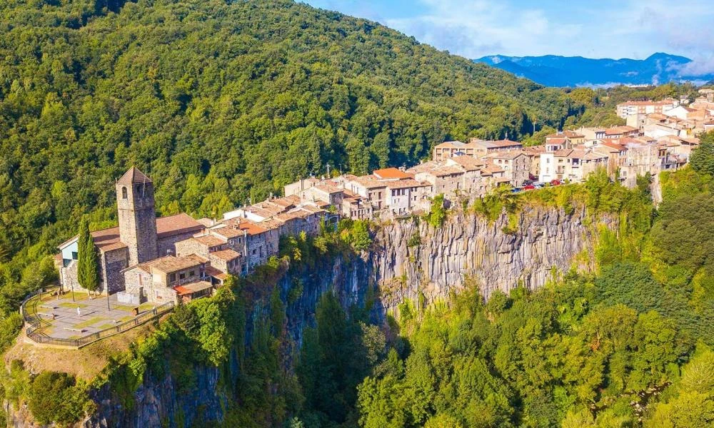 Castellfollit de la Roca: Το χωριό που «κρέμεται» από το χείλος του γκρεμού